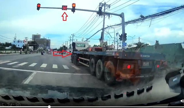 CSGT TP.HCM xử lý tài xế đầu kéo vượt đèn đỏ trên quốc lộ 13- Ảnh 1.