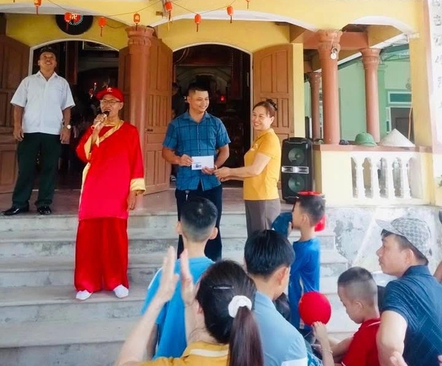 Gia đình sinh 3 con gái được dòng họ tặng 1 triệu, dân mạng ủng hộ - Ảnh 2.