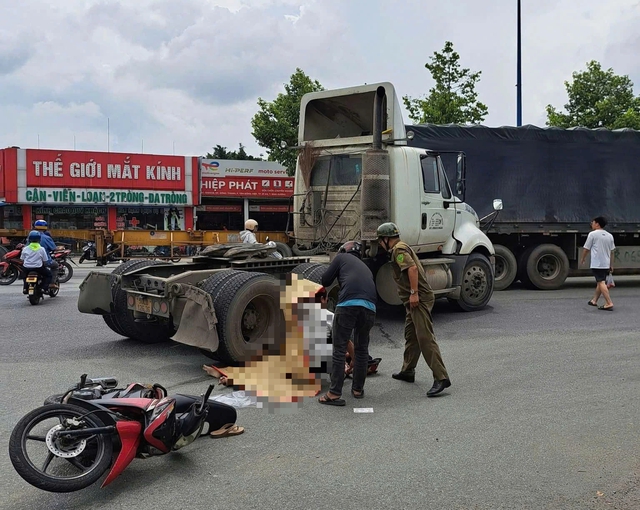 TP.HCM: Tai nạn xe đầu kéo, người mẹ tử vong thương tâm, con gái bị thương- Ảnh 1. TP.HCM: Tai nạn xe đầu kéo, người mẹ tử vong thương tâm, con gái bị thương- Ảnh 1.