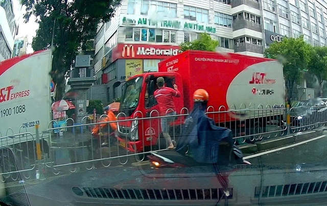 TP.HCM: Nhanh chóng bắt tài xế tấn công làm đồng nghiệp bị thương giữa đường- Ảnh 1. TP.HCM: Nhanh chóng bắt tài xế tấn công làm đồng nghiệp bị thương giữa đường- Ảnh 1.