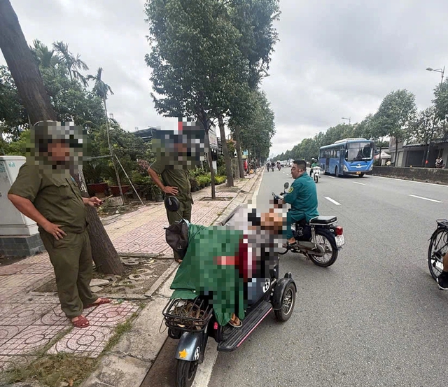 TP.HCM: Đột quỵ trên đường bán vé số, cụ ông 70 tuổi tử vong thương tâm- Ảnh 1. TP.HCM: Đột quỵ trên đường bán vé số, cụ ông 70 tuổi tử vong thương tâm- Ảnh 1.