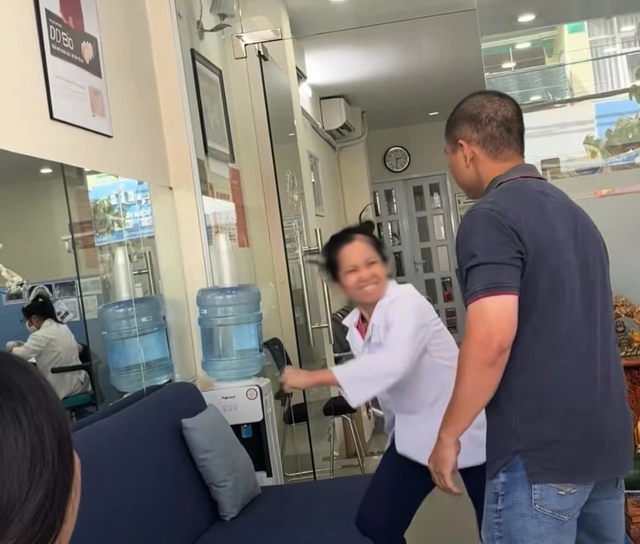 TP.HCM: Xác minh clip chủ phòng khám nha khoa hành hung khách hàng- Ảnh 2. TP.HCM: Xác minh clip chủ phòng khám nha khoa hành hung khách hàng- Ảnh 2.
