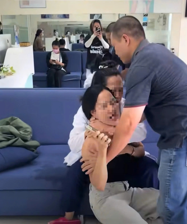 TP.HCM: Xác minh clip chủ phòng khám nha khoa hành hung khách hàng- Ảnh 1. TP.HCM: Xác minh clip chủ phòng khám nha khoa hành hung khách hàng- Ảnh 1.
