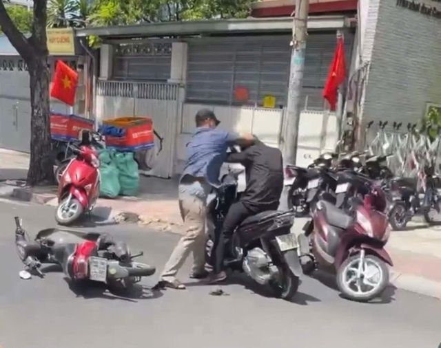 Công an TP.HCM bắt khẩn cấp kẻ say xỉn, đuổi đánh người đi đường- Ảnh 2. Công an TP.HCM bắt khẩn cấp kẻ say xỉn, đuổi đánh người đi đường- Ảnh 2.