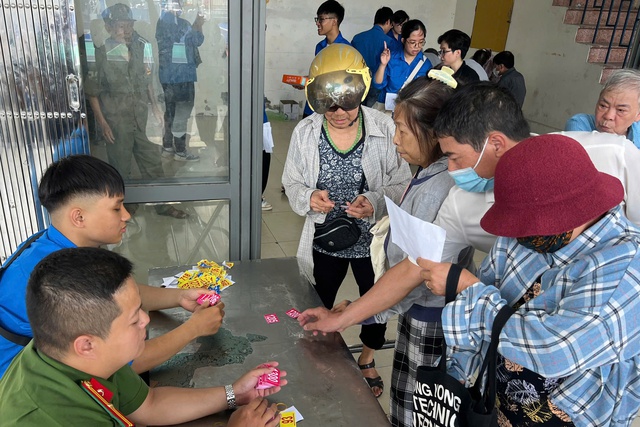 Phường đông dân nhất Hà Nội tiếp tục chi trả 100.000 đồng quà Quốc khánh- Ảnh 1. Phường đông dân nhất Hà Nội tiếp tục chi trả 100.000 đồng quà Quốc khánh- Ảnh 1.