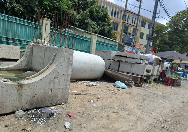 Ngổn ngang cổng trường T&acirc;y Bắc L&acirc;n g&acirc;y kh&oacute; khăn cho học sinh v&agrave; người d&acirc;n - Ảnh 1.