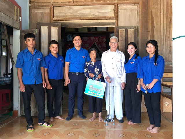Những câu chuyện thời hoa lửa: Tình yêu hơn nửa thế kỷ từ khói lửa chiến tranh- Ảnh 2. Những câu chuyện thời hoa lửa: Tình yêu hơn nửa thế kỷ từ khói lửa chiến tranh- Ảnh 2.