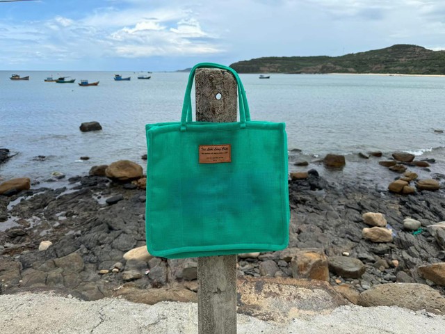 Túi tái chế từ lưới đánh cá cũ đi chợ, đi chơi- Ảnh 1.