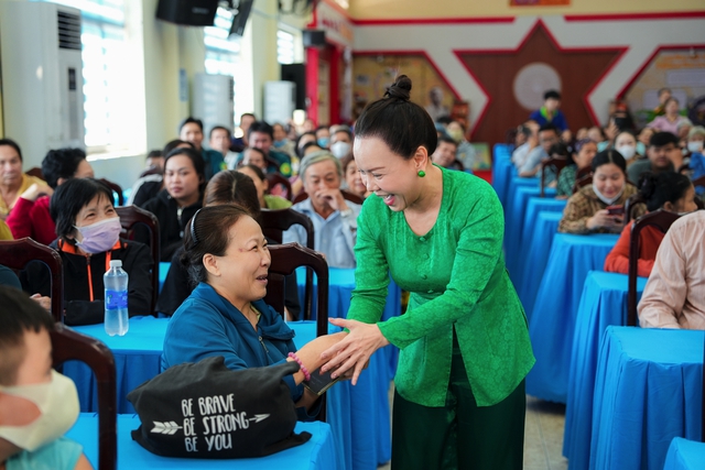 Chồng nhạc sĩ ủng hộ Việt Hương l&agrave;m thiện nguyện- Ảnh 1.