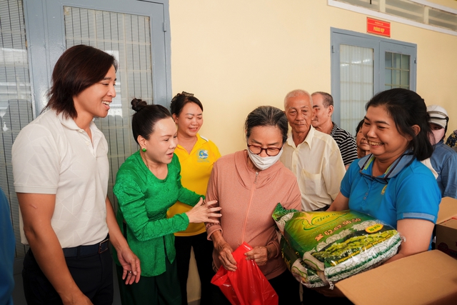 Chồng nhạc sĩ ủng hộ Việt Hương l&agrave;m thiện nguyện- Ảnh 2.