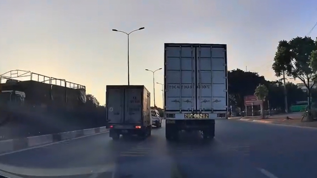 2 trường hợp ngoại lệ được phép vượt xe từ bên phải - Ảnh 1.