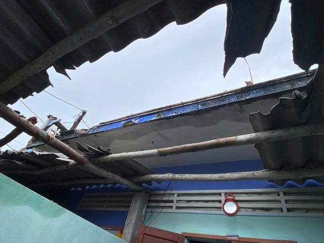 Sét đánh sập mái nhà dân trên đảo Nhơn Châu - Ảnh 1.