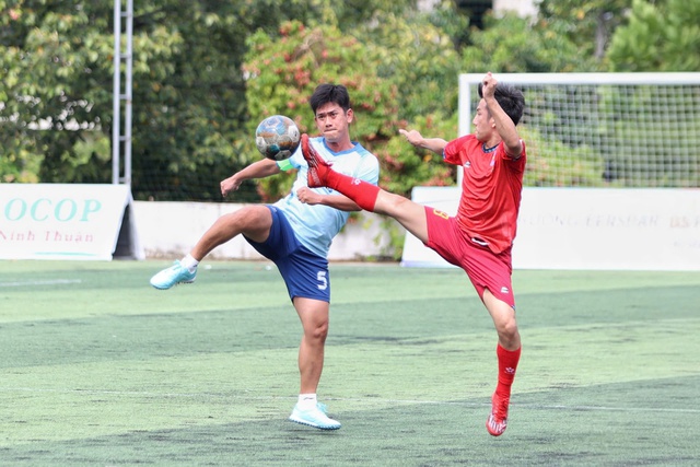 Sân cỏ Trường ĐH Nha Trang rộn ràng giải bóng đá vì nhân dân Cuba- Ảnh 3. Sân cỏ Trường ĐH Nha Trang rộn ràng giải bóng đá vì nhân dân Cuba- Ảnh 3.