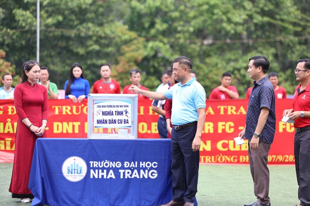 Sân cỏ Trường ĐH Nha Trang rộn ràng giải bóng đá vì nhân dân Cuba- Ảnh 2. Sân cỏ Trường ĐH Nha Trang rộn ràng giải bóng đá vì nhân dân Cuba- Ảnh 2.