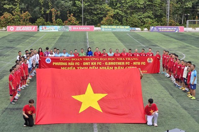 Sân cỏ Trường ĐH Nha Trang rộn ràng giải bóng đá vì nhân dân Cuba- Ảnh 1. Sân cỏ Trường ĐH Nha Trang rộn ràng giải bóng đá vì nhân dân Cuba- Ảnh 1.