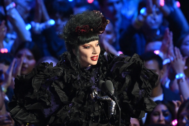 Lady Gaga vượt Taylor Swift giành 'Nghệ sĩ của năm' tại VMAs 2025 - Ảnh 1.