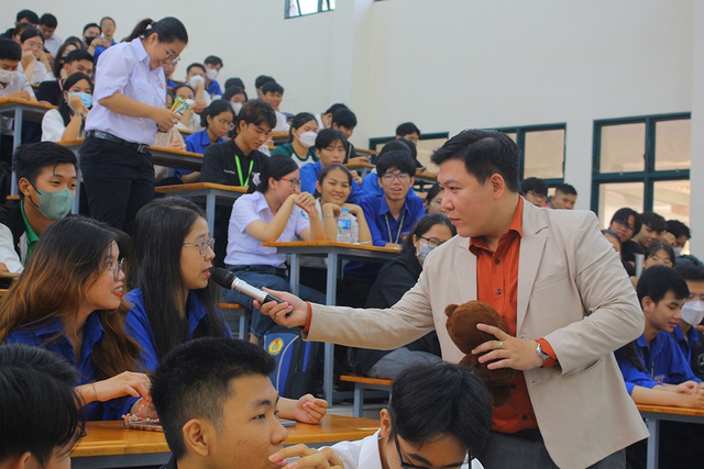 Học sinh, sinh viên khó khăn liên hệ tại đây để được hỗ trợ...- Ảnh 2.