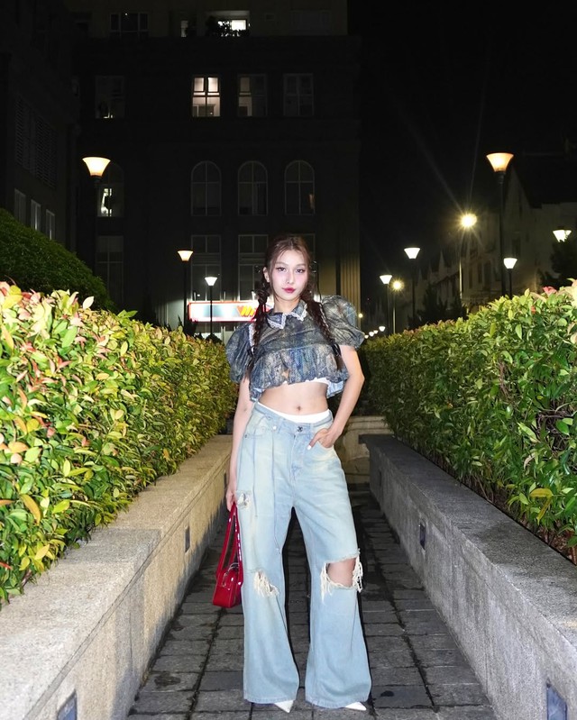 Một chút phá cách trong cách phối đồ với áo tay phồng crop top họa tiết độc đáo cùng quần jeans ống rộng sẽ khiến nàng trở nên thu hút hơn trong mọi khoảnh khắc