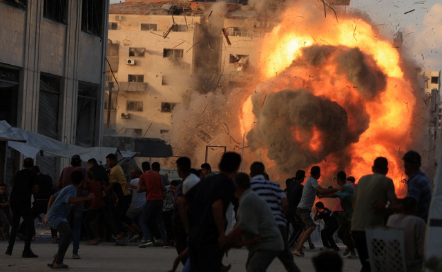 Israel chuẩn bị dội bão lửa xuống Gaza, yêu cầu Hamas đầu hàng - Ảnh 1.