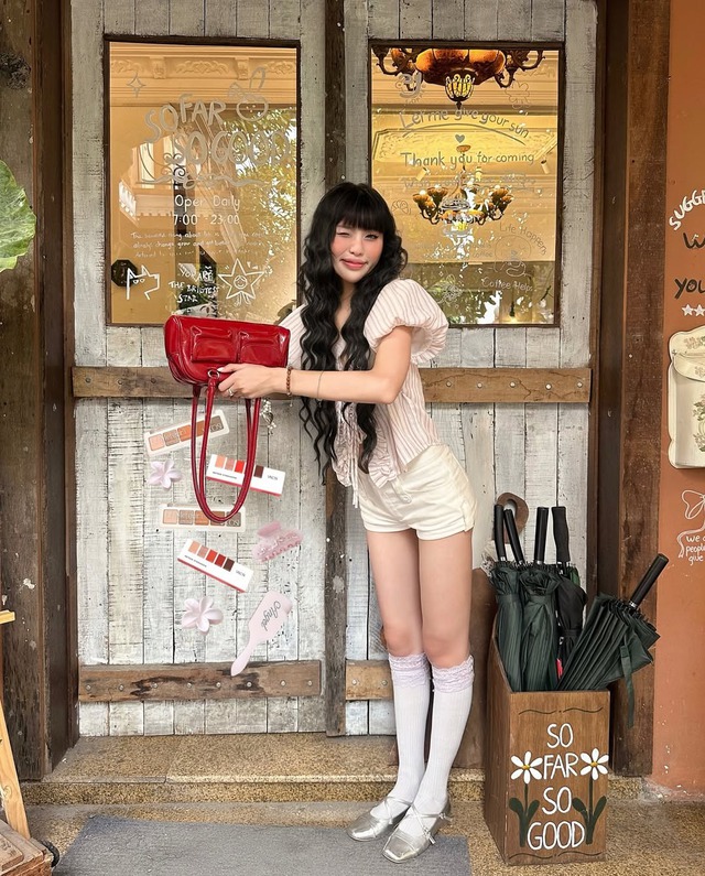 Sự kết hợp hoàn hảo giữa áo tay phồng kẻ sọc nhẹ nhàng và quần shorts trắng giúp nàng hoàn thiện phong cách đời thường