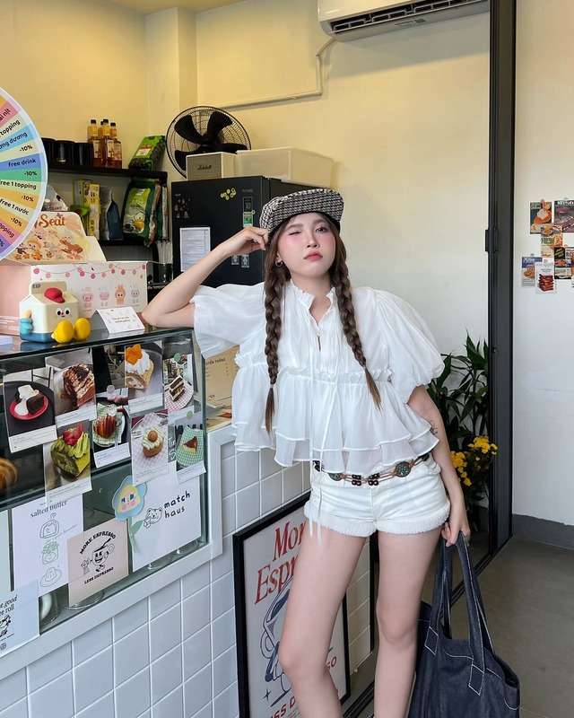 Ý tưởng phối áo tay phồng trắng bồng bềnh kết hợp quần shorts trắng phù hợp cho những ngày xuống phố cá tính