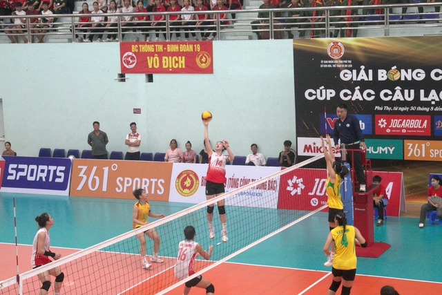 Đ&agrave;n em Thanh Th&uacute;y thất thủ trước c&aacute;c c&ocirc; g&aacute;i trẻ b&oacute;ng chuyền Th&ocirc;ng tin - Ảnh 2.