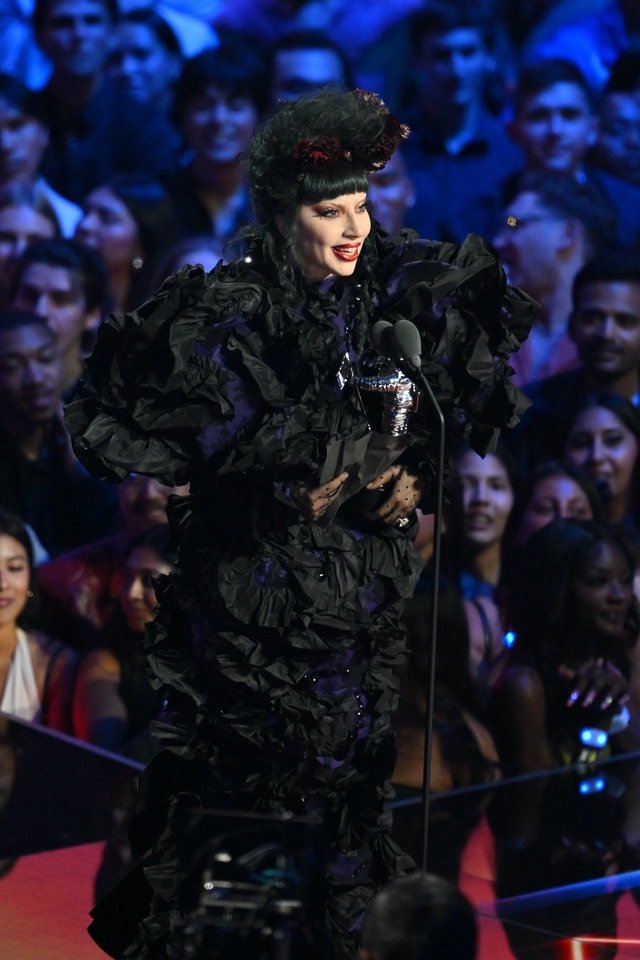 Lady Gaga vượt Taylor Swift giành 'Nghệ sĩ của năm' tại VMAs 2025 - Ảnh 2.