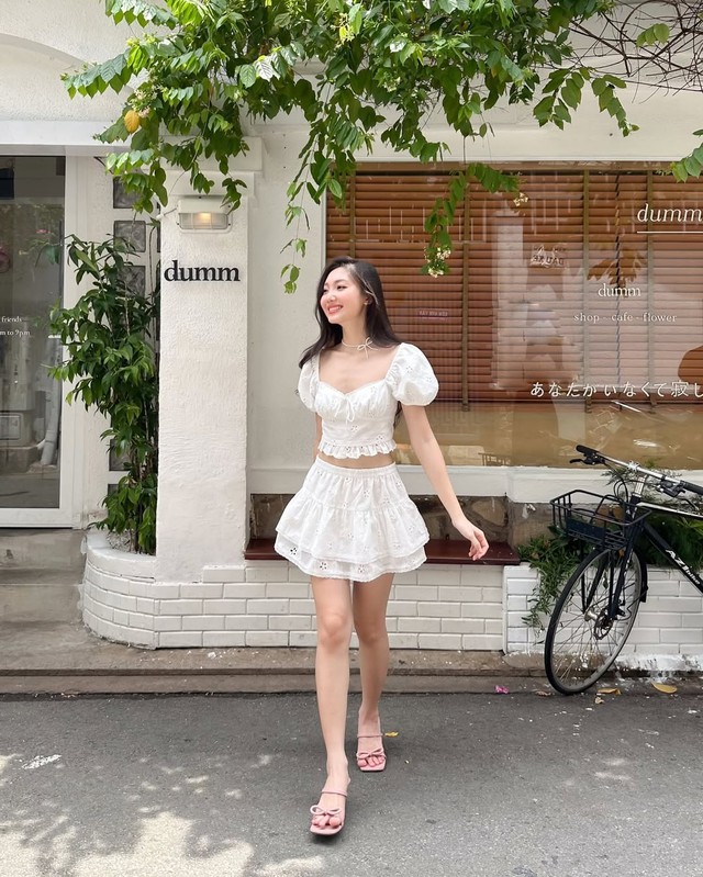 Phối cùng chân váy dáng xòe đồng điệu màu sắc mang đến tổng thể tinh khôi, thích hợp cho những ngày hẹn cà phê cùng bạn bè