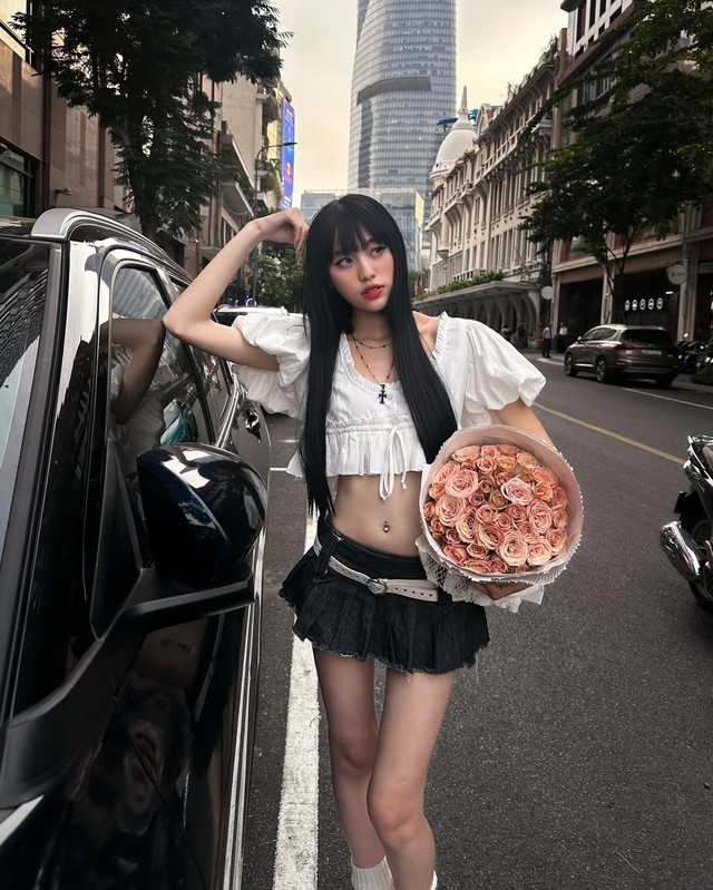 Áo tay phồng trắng đi cùng chân váy jean đen ngắn không chỉ tôn dáng mà còn mang lại cảm giác duyên dáng đầy cuốn hút. Điểm xuyết vào bộ đồ là phụ kiện nhỏ xinh giúp người mặc tôn lên nét nữ tính, khó rời mắt