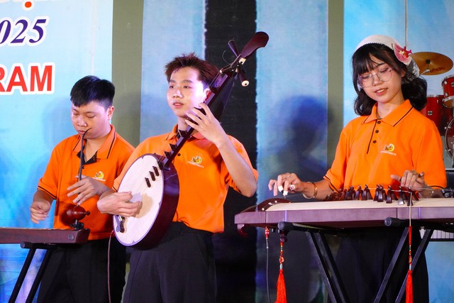 Sinh viên mang sáo, đàn tranh, đàn nguyệt... biểu diễn ở bến Ninh Kiều- Ảnh 2. Sinh viên mang sáo, đàn tranh, đàn nguyệt... biểu diễn ở bến Ninh Kiều- Ảnh 2.