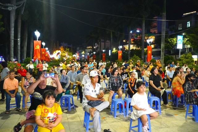 Sinh viên mang sáo, đàn tranh, đàn nguyệt... biểu diễn ở bến Ninh Kiều- Ảnh 3. Sinh viên mang sáo, đàn tranh, đàn nguyệt... biểu diễn ở bến Ninh Kiều- Ảnh 3.