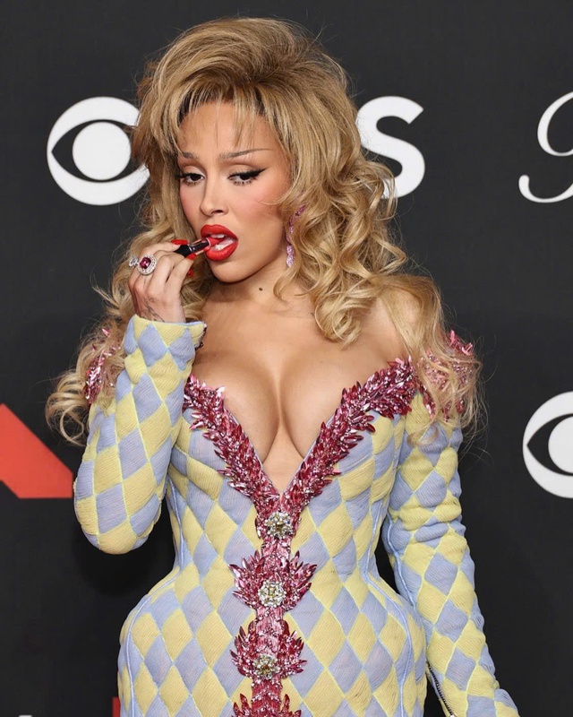 Doja Cat bị ch&ecirc; 'lố bịch' khi xuất hiện g&acirc;y sốc tr&ecirc;n thảm đỏ MTV VMAs 2025 - Ảnh 1.