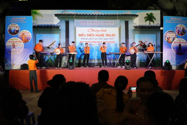 Sinh viên mang sáo, đàn tranh, đàn nguyệt... biểu diễn ở bến Ninh Kiều- Ảnh 1. Sinh viên mang sáo, đàn tranh, đàn nguyệt... biểu diễn ở bến Ninh Kiều- Ảnh 1.