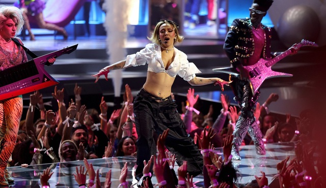 Doja Cat bị ch&ecirc; 'lố bịch' khi xuất hiện g&acirc;y sốc tr&ecirc;n thảm đỏ MTV VMAs 2025 - Ảnh 2.