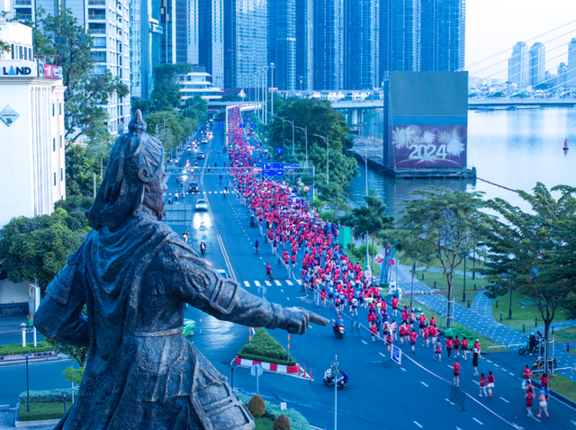 Giải marathon quốc tế TP.HCM 2025: 18.000 bước ch&acirc;n qua 17 địa danh biểu tượng- Ảnh 1.
