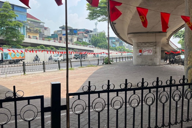 Lộ diện cơ quan 'xé rào', cấp phép trông xe dưới gầm cầu ở Hà Nội- Ảnh 1.