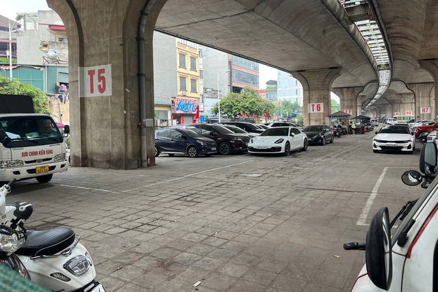 Cảnh trái ngược tại các bãi xe gầm cầu cạn sau lệnh 'xóa sổ' ở Hà Nội - Ảnh 5.