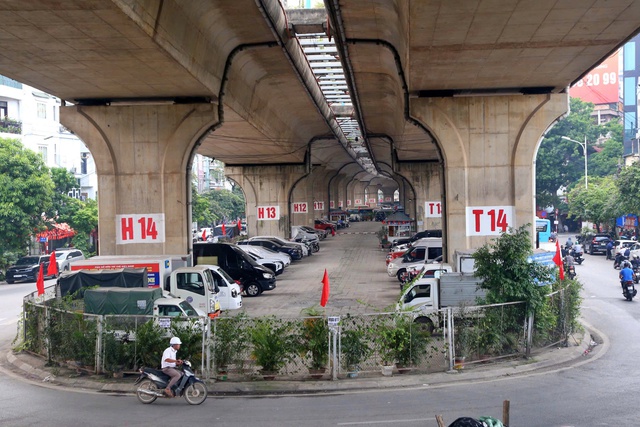 Cảnh trái ngược tại các bãi xe gầm cầu cạn sau lệnh 'xóa sổ' ở Hà Nội - Ảnh 4.