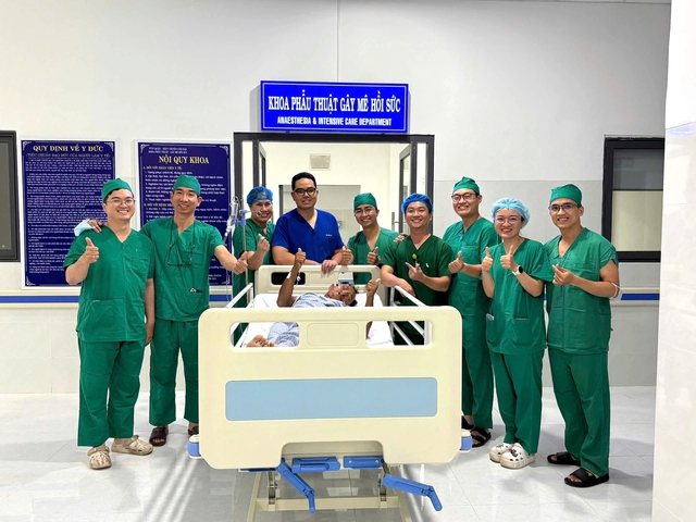 Bác sĩ bay gấp ra đặc khu Côn Đảo điều trị bệnh nhân tai nạn giao thông- Ảnh 2. Bác sĩ bay gấp ra đặc khu Côn Đảo điều trị bệnh nhân tai nạn giao thông- Ảnh 2.