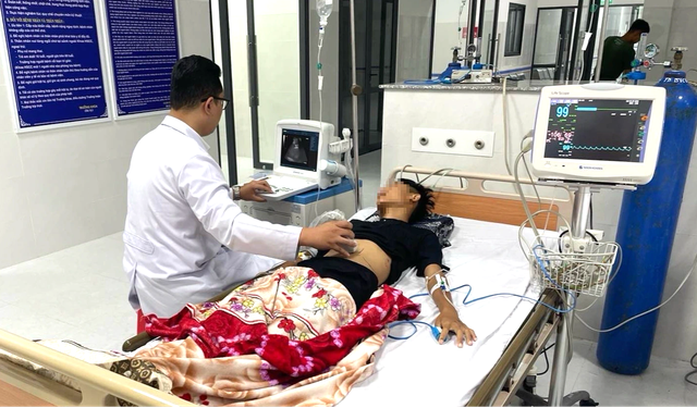Bác sĩ bay gấp ra đặc khu Côn Đảo điều trị bệnh nhân tai nạn giao thông- Ảnh 1. Bác sĩ bay gấp ra đặc khu Côn Đảo điều trị bệnh nhân tai nạn giao thông- Ảnh 1.