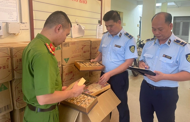 Bắt đầu cao điểm kiểm tra bánh trung thu - Ảnh 2. Bắt đầu cao điểm kiểm tra bánh trung thu - Ảnh 2.