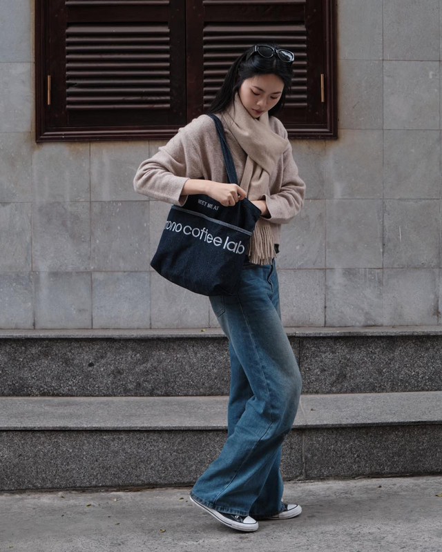 Chân váy denim, quần jeans ống rộng và những xu hướng denim 'đỉnh' nhất mùa- Ảnh 11. Chân váy denim, quần jeans ống rộng và những xu hướng denim 'đỉnh' nhất mùa- Ảnh 11.