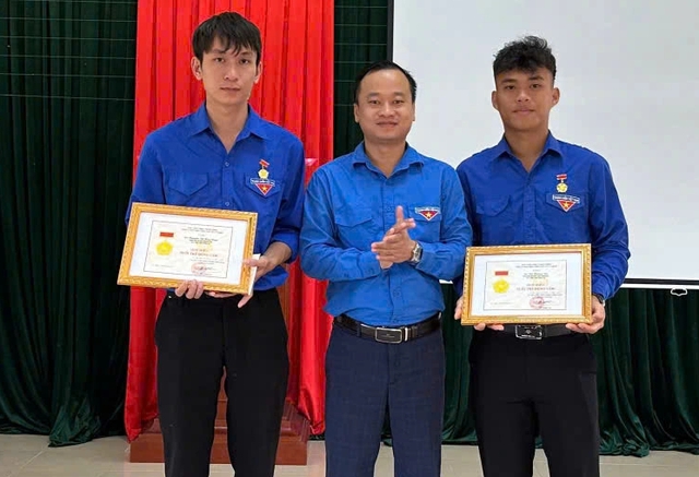 Trao huy hiệu 'Tuổi trẻ dũng cảm' cho 2 đoàn viên Quảng Trị cứu người đuối nước- Ảnh 1. Trao huy hiệu 'Tuổi trẻ dũng cảm' cho 2 đoàn viên Quảng Trị cứu người đuối nước- Ảnh 1.