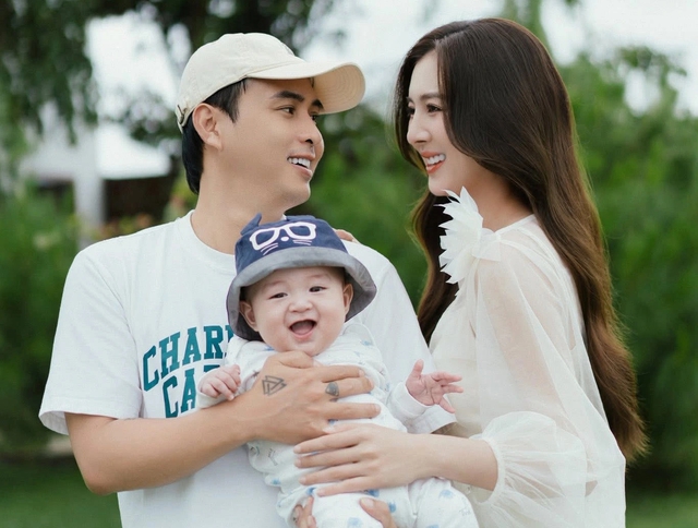 Hồ Quang Hiếu tổ chức đám cưới với người mẫu 1,8 m - Ảnh 1.
Hồ Quang Hiếu viên mãn bên bà xã Tuệ Như và con trai đầu lòng