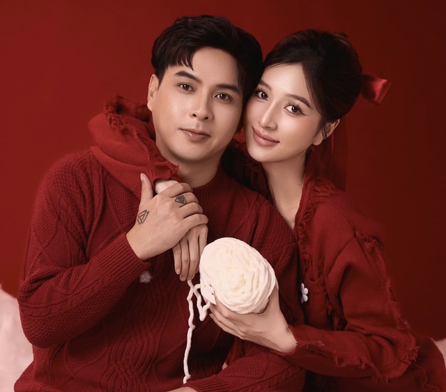 

Vợ chồng nam ca sĩ cho biết hiện đang tất bật chuẩn bị cho lễ cưới sắp tới tại TP.HCM  