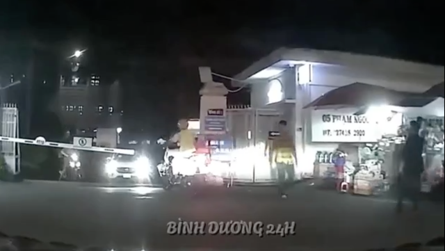 Khoảnh khắc CSGT mở đường đưa thai phụ vỡ ối đi sinh nhận 'triệu tim'- Ảnh 1. Khoảnh khắc CSGT mở đường đưa thai phụ vỡ ối đi sinh nhận 'triệu tim'- Ảnh 1.
