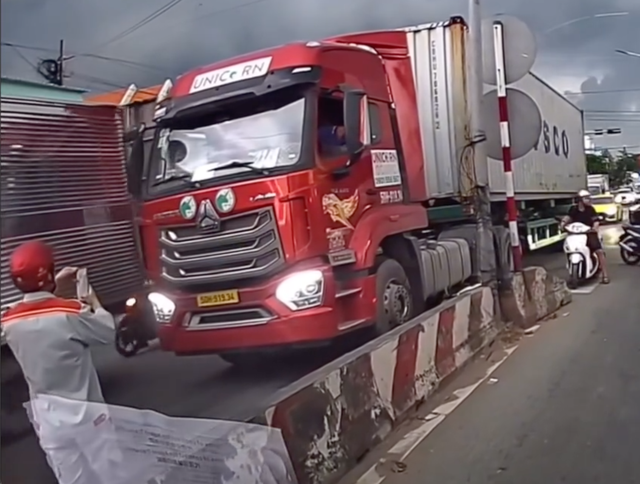 Clip thoát chết trước đầu container khiến người xem 'lạnh gáy': CSGT cảnh báo quan trọng - Ảnh 2.