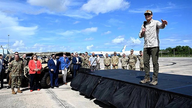 Bộ trưởng Quốc phòng Mỹ tới Puerto Rico giữa căng thẳng với Venezuela - Ảnh 1. Bộ trưởng Quốc phòng Mỹ tới Puerto Rico giữa căng thẳng với Venezuela - Ảnh 1.