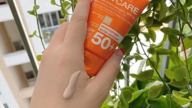 Top 10 kem chống nắng cho da dầu bóng nhờn cỡ nào cũng khô mịn ngay- Ảnh 15.