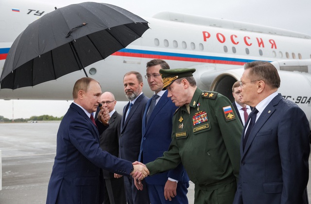 Ông Putin trao Huân chương dũng cảm cho Đại tướng Gerasimov tại chiến dịch Ukraine - Ảnh 1. Ông Putin trao Huân chương dũng cảm cho Đại tướng Gerasimov tại chiến dịch Ukraine - Ảnh 1.